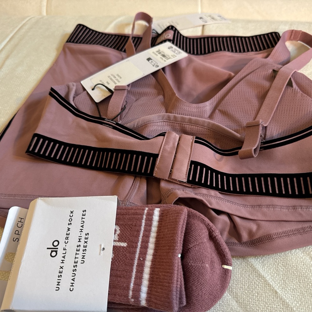 ALO Yoga Mauve Bra and biker shorts set - Picture 2 of 5